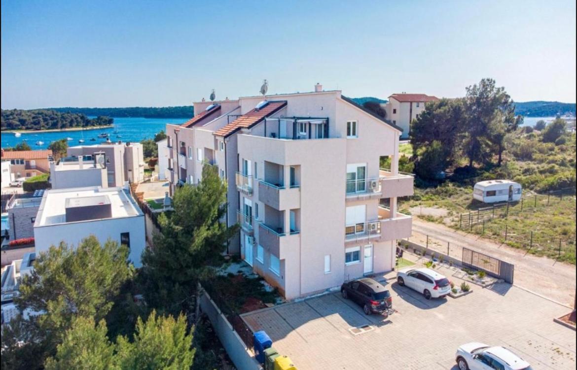 Apartman Yacht Медулин Экстерьер фото